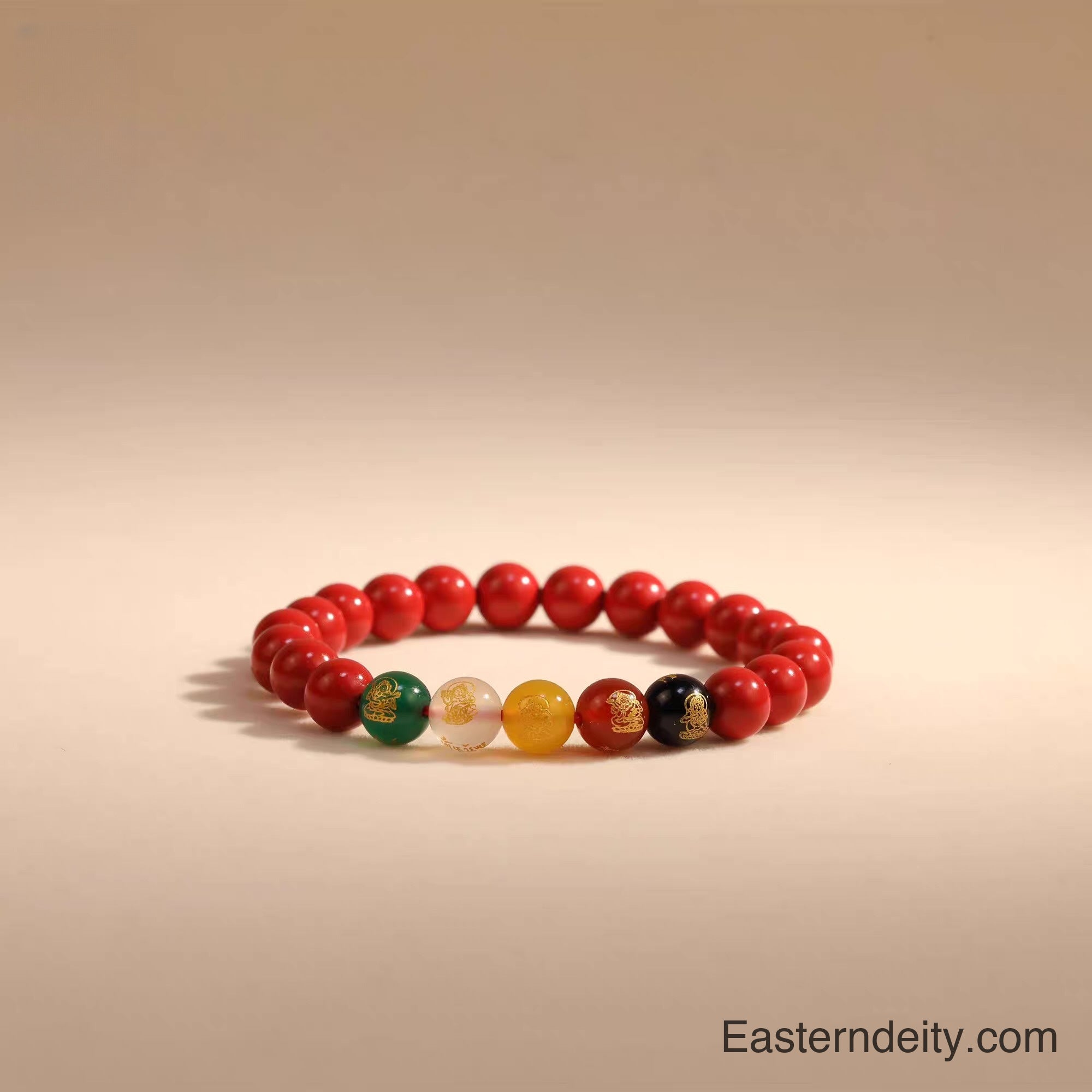 กำไลข้อมือซินนาบาร์ ลวดลายเทพเจ้าแห่งความร่ำรวยทั้งห้าแห่งตะวันออก – สำหรับผู้หญิง