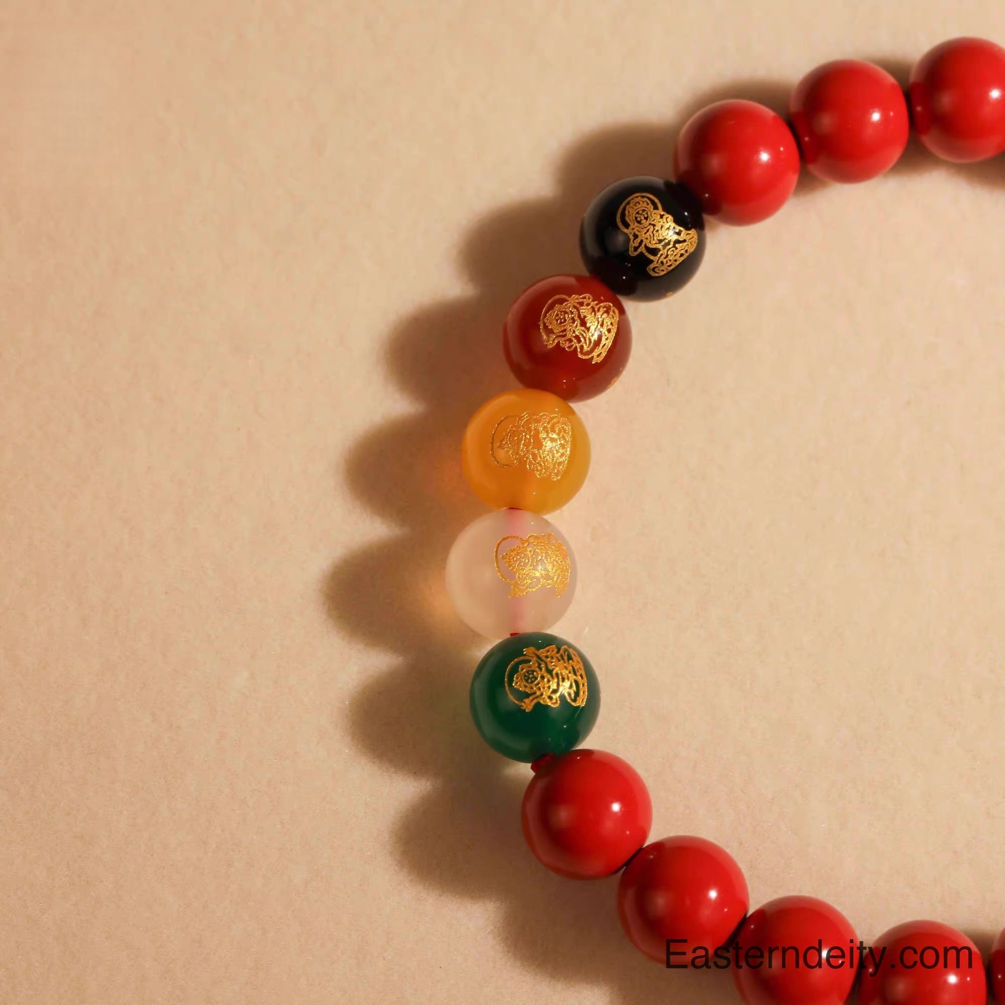 กำไลข้อมือซินนาบาร์ ลวดลายเทพเจ้าแห่งความร่ำรวยทั้งห้าแห่งตะวันออก – สำหรับผู้หญิง